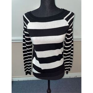 NWT Red Camel Atlas Ivory and Black Table Sweater Size Small